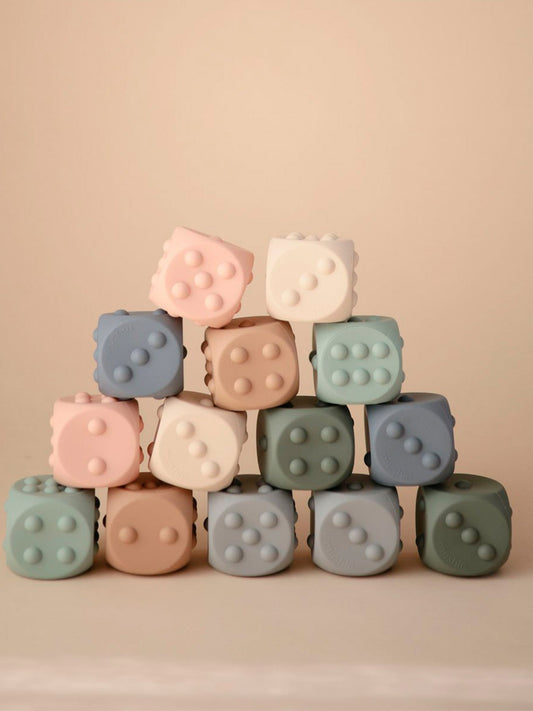 DADOS SILICONA SENSORIALES SHIFTING SAND/CAMBRIDGE BLUE Mushie KIDSME