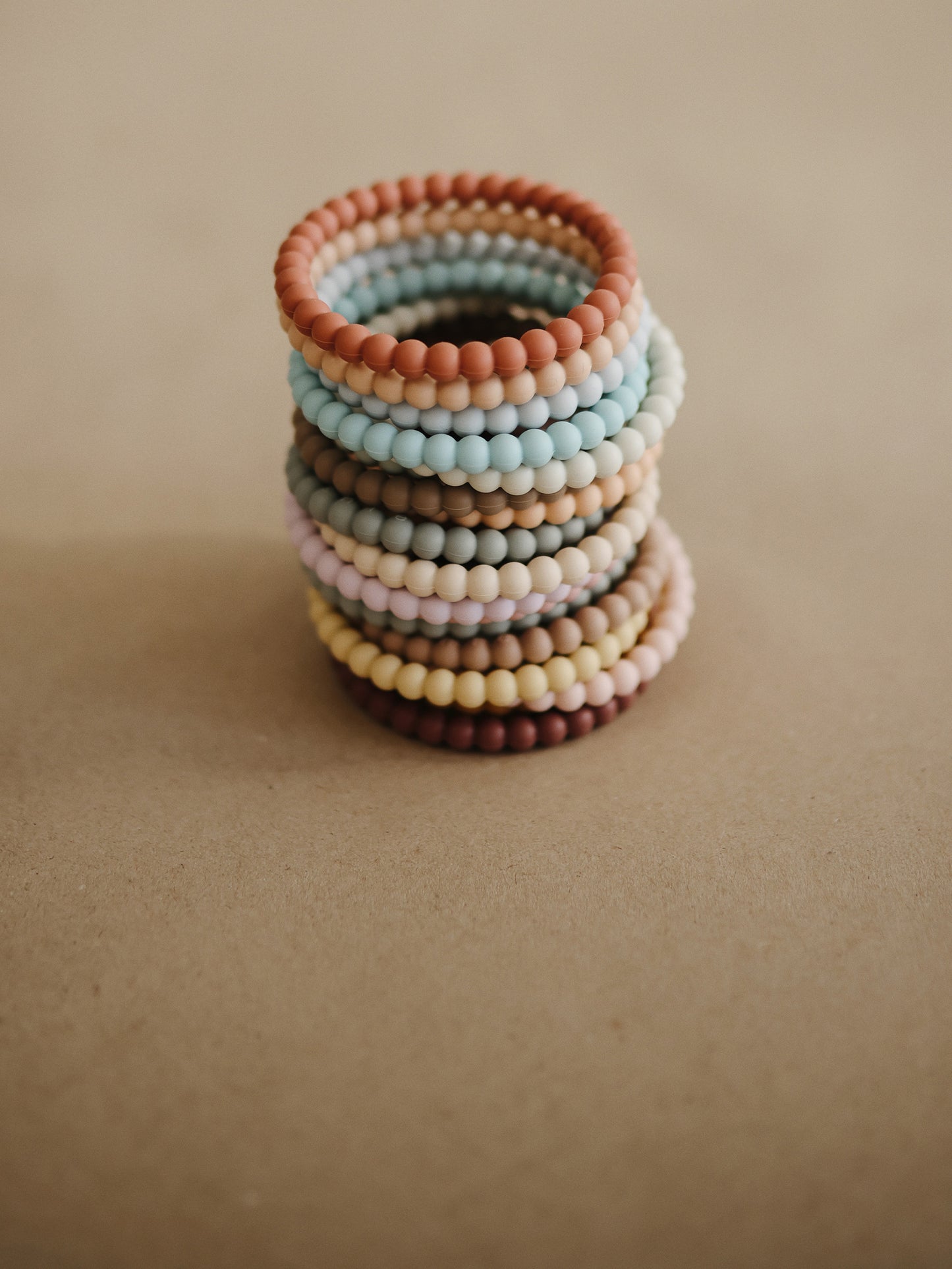 3 PULSERAS MORDEDOR PEARL CLARY SAGE/TUSCANY/DESERT SANDY Mushie KIDSME