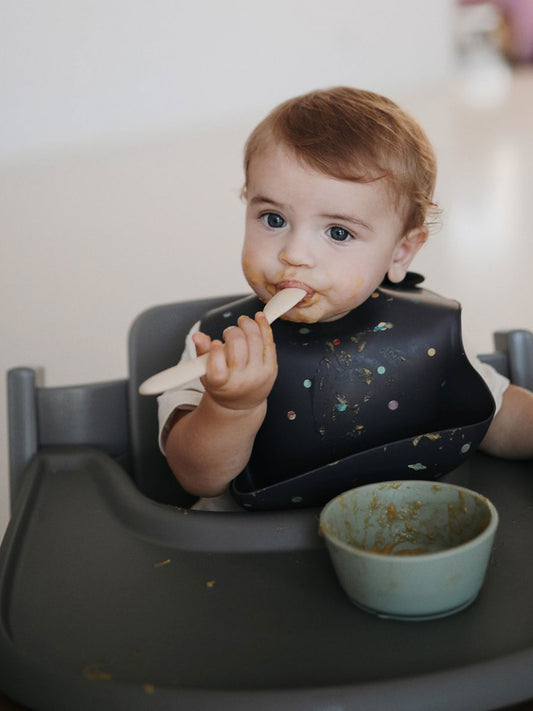 BOL SILICONA CON VENTOSA CAMBRIDGE BLUE Mushie KIDSME