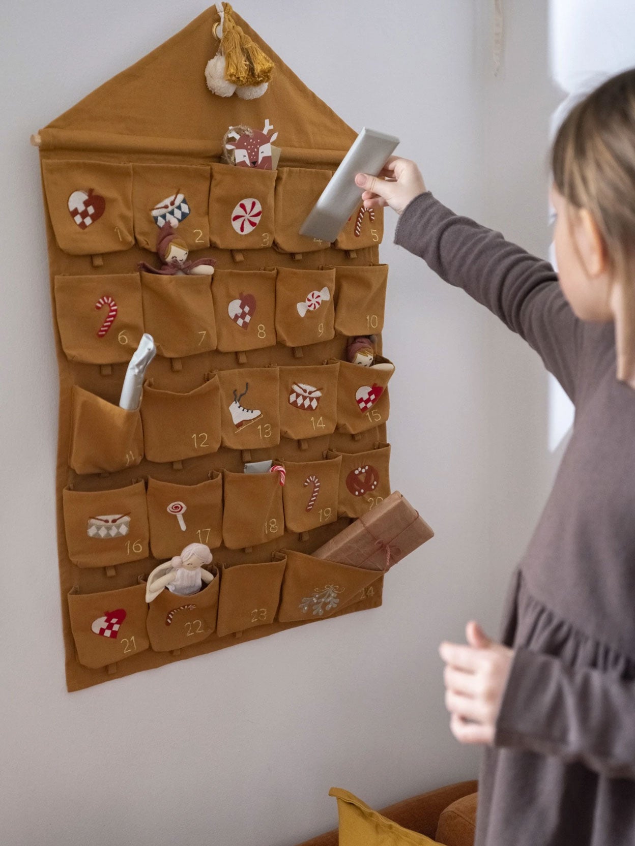 CALENDARIO ADVIENTO BORDADO OCRE Fabelab KIDSME