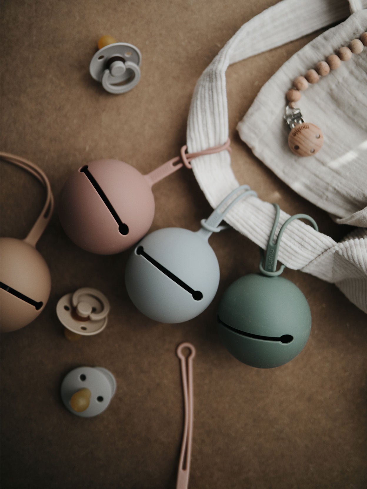 PORTACHUPETES SILICONA CAMBRIDGE BLUE Mushie KIDSME