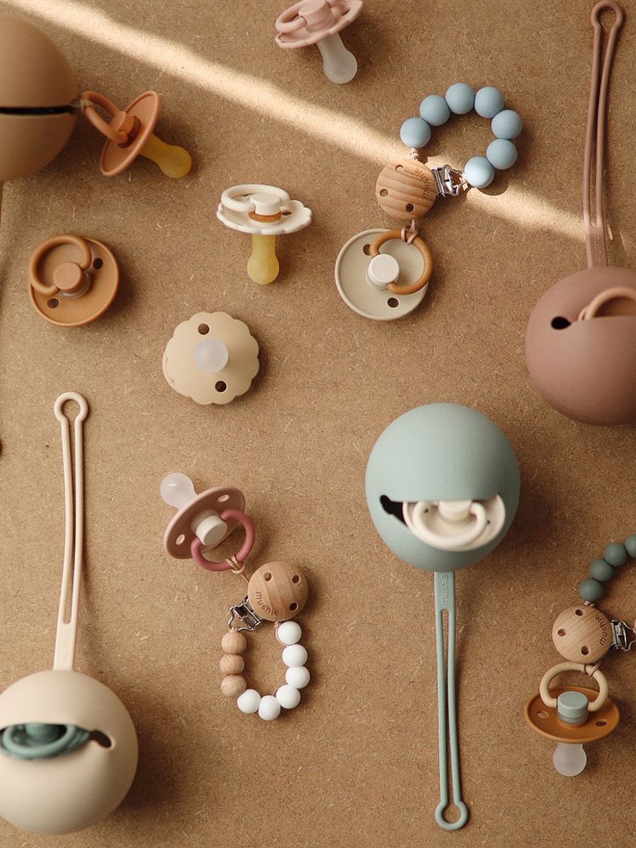 PORTACHUPETES SILICONA SHIFTING SAND Mushie KIDSME