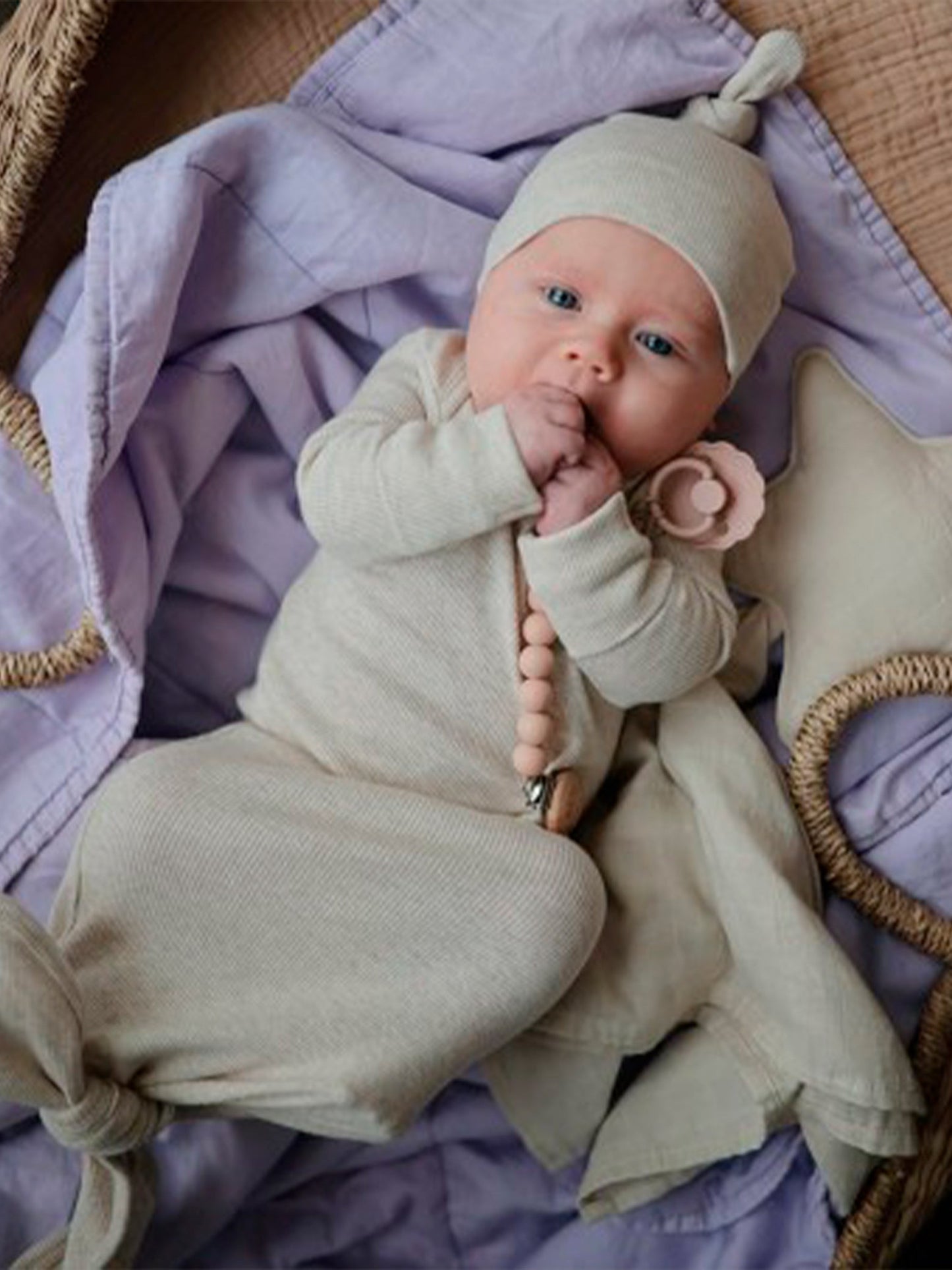 GORRO CON NUDO ALGODÓN ORGÁNICO BEIGE MELANGE Mushie KIDSME