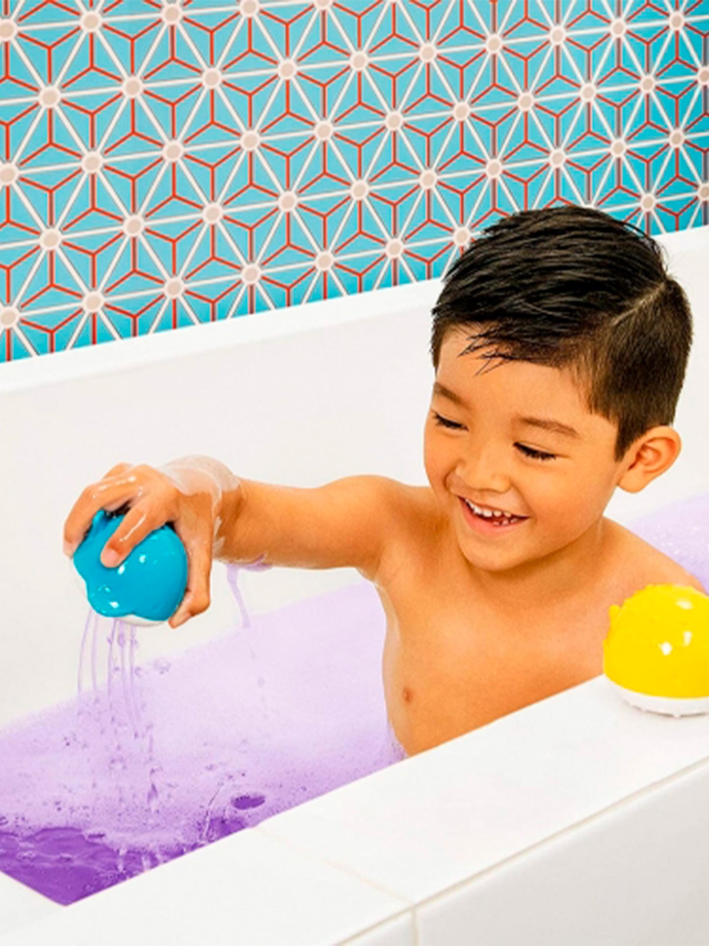 2 JUGUETES DISPENSADOR COLOR BUDDIES CON BOMBAS DE BAÑO Munchkin KIDSME