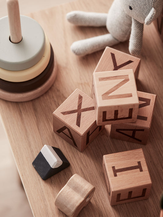 CUBOS LETRAS MADERA Kids Concept KIDSME