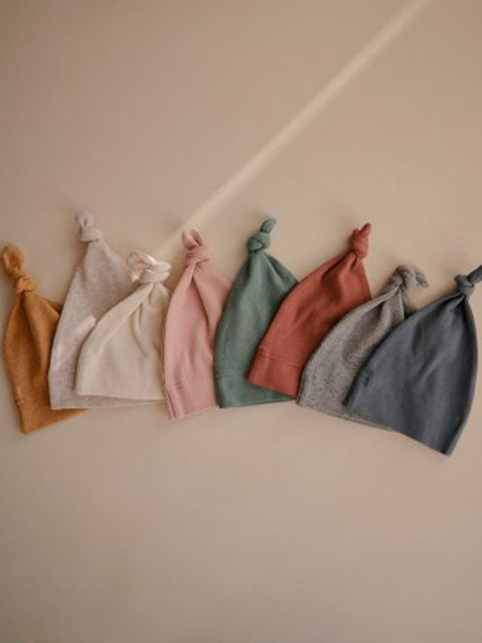 GORRO CON NUDO ALGODÓN ORGÁNICO MUSTARD Mushie KIDSME