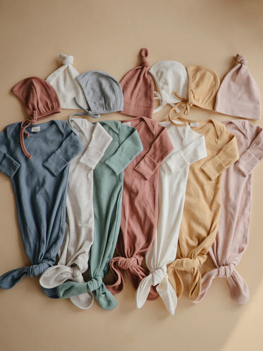 GORRO CON NUDO ALGODÓN ORGÁNICO IVORY Mushie KIDSME