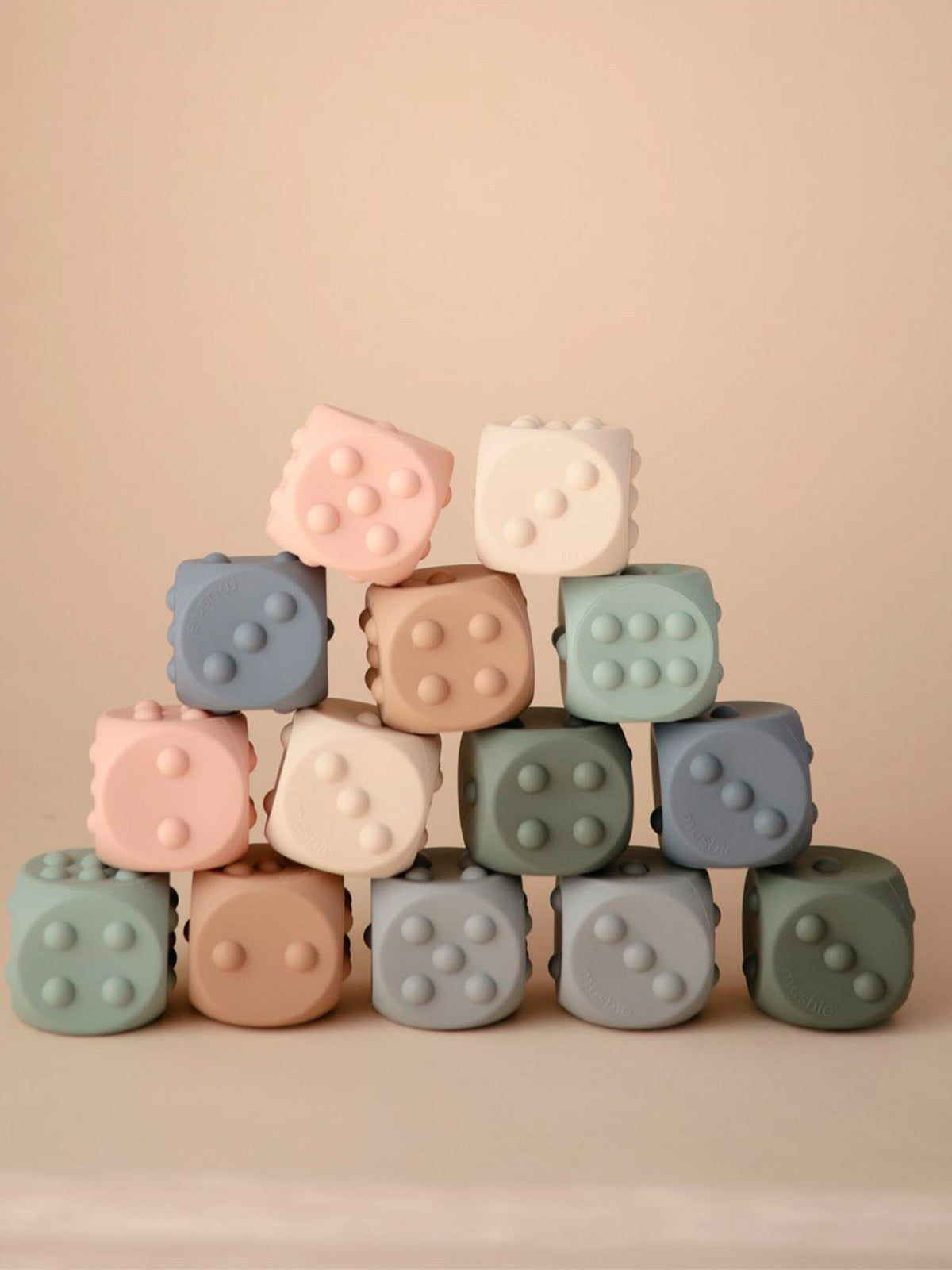 DADOS SILICONA SENSORIALES TRADEWINDS/STONE Mushie KIDSME