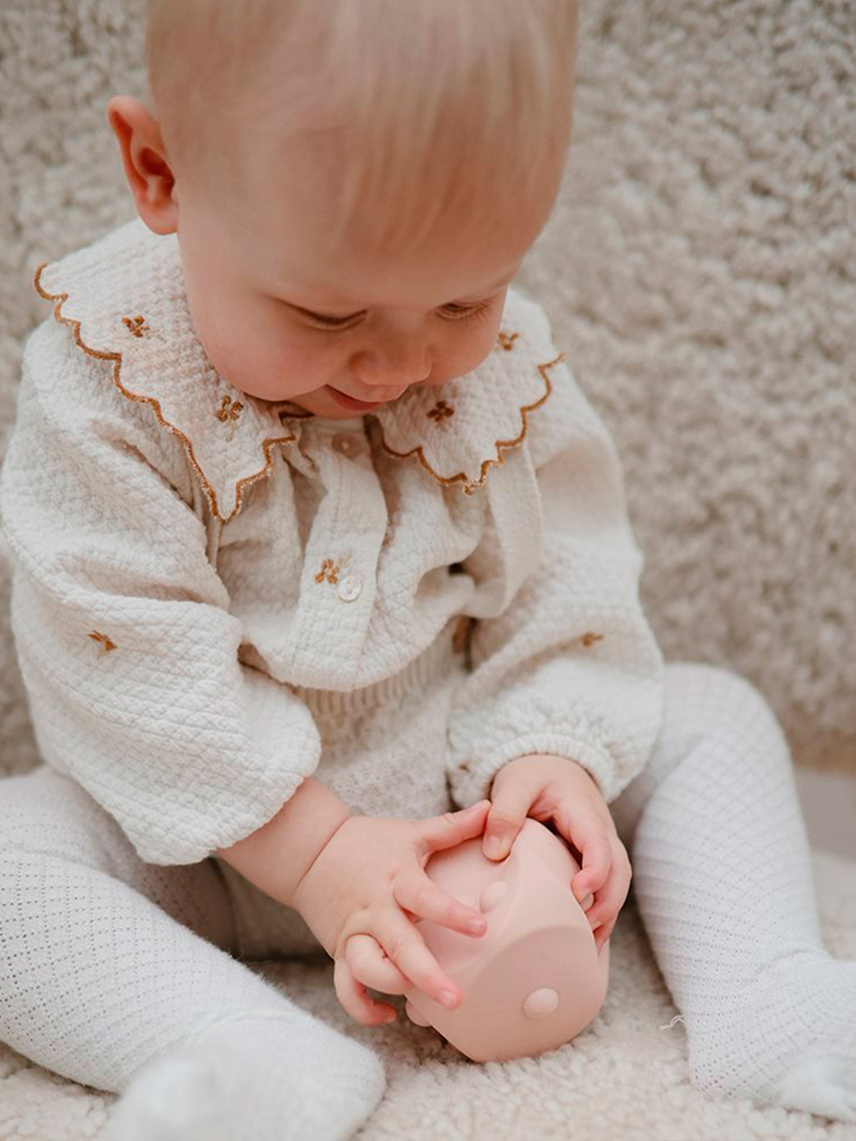 DADOS SILICONA SENSORIALES BLUSH/SAND Mushie KIDSME