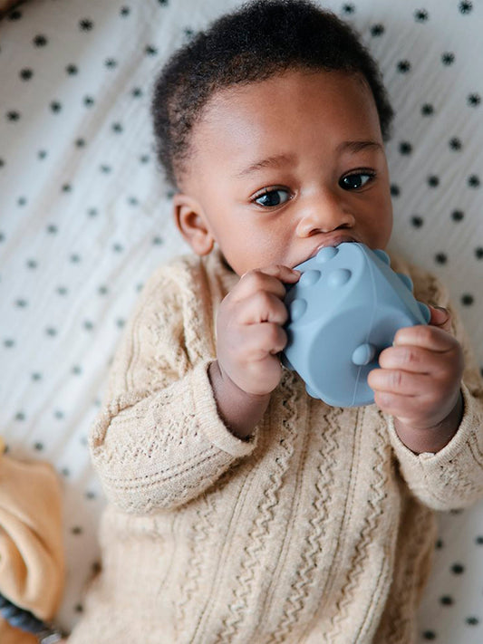 DADOS SILICONA SENSORIALES TRADEWINDS/STONE Mushie KIDSME