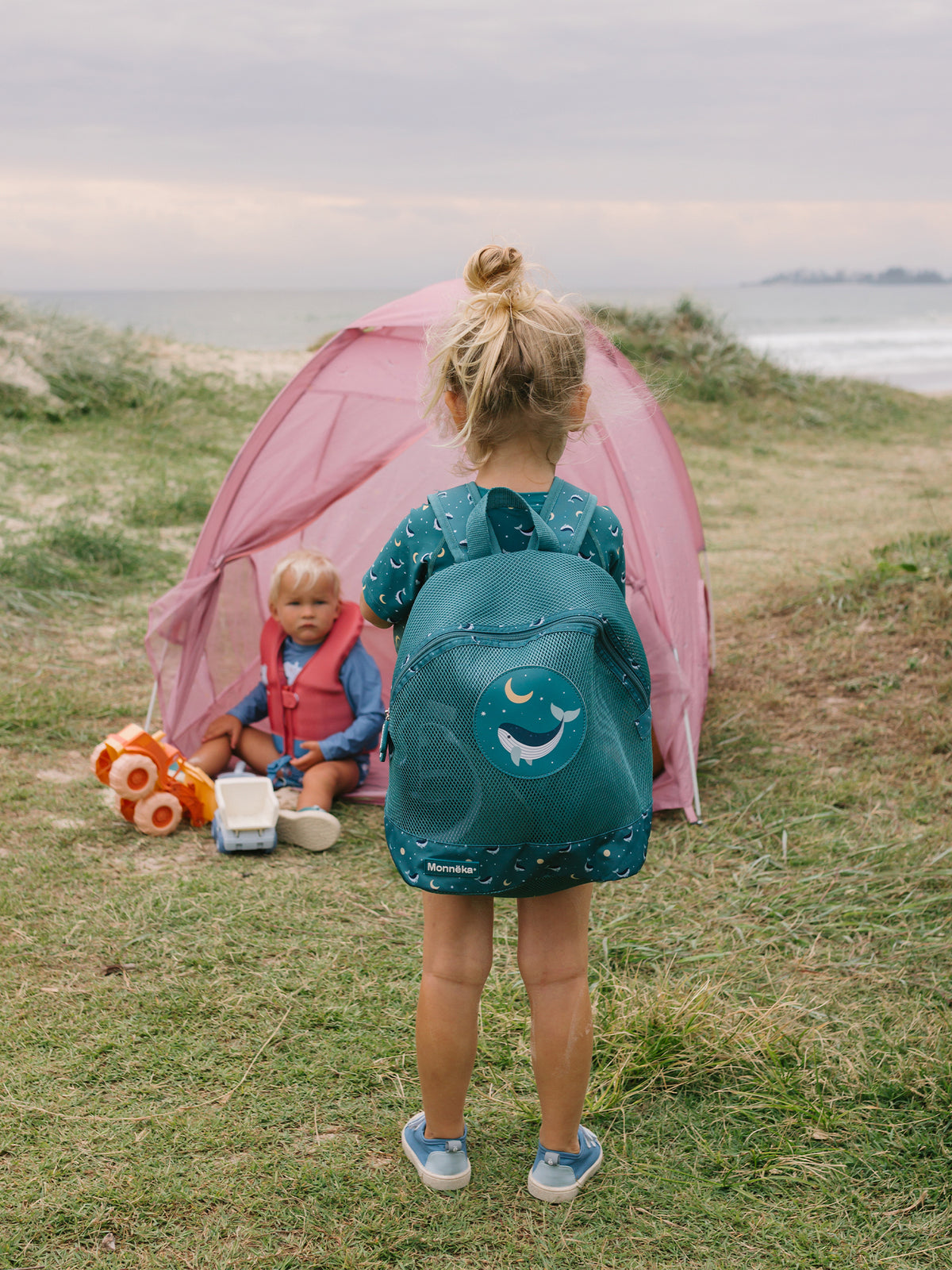 MOCHILA PLAYA ANTIARENA WHALE TEAL Monneka KIDSME