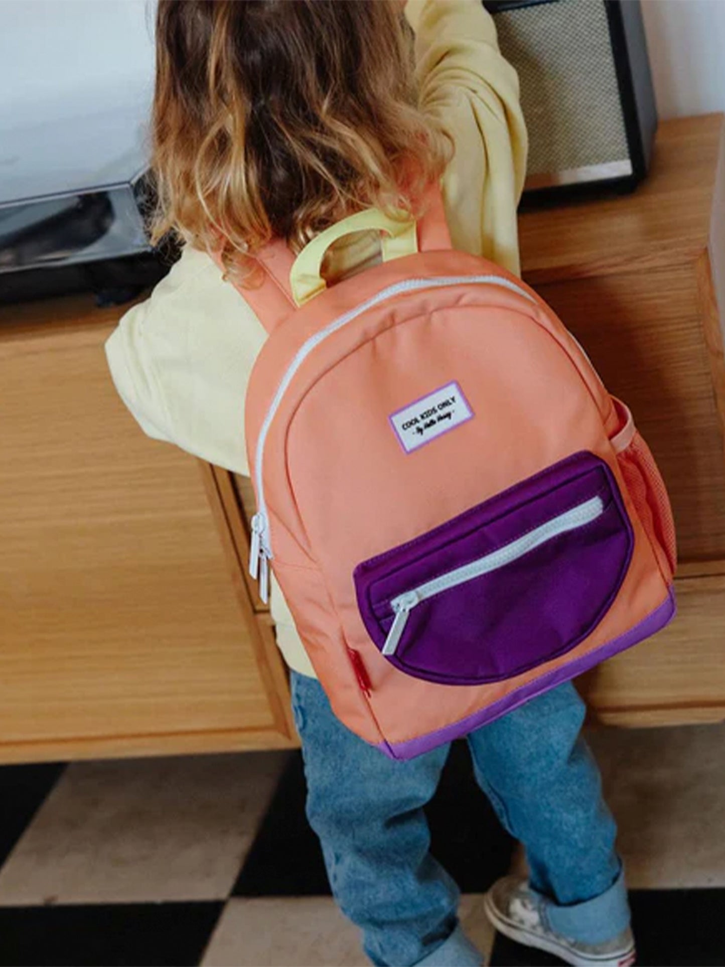 MOCHILA MINI PLÁSTICO RECICLADO PEACH POP Hello Hossy KIDSME
