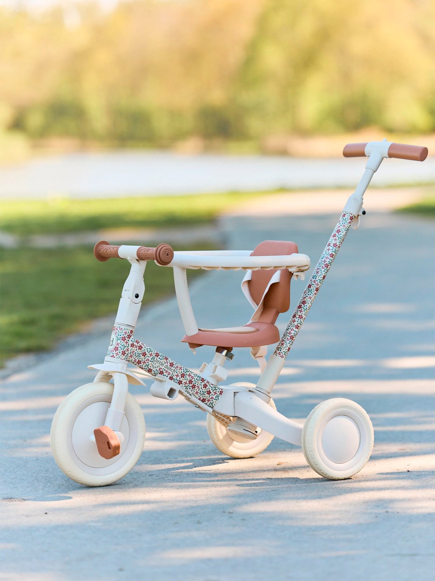 TRICICLO CON BARRA EVOLUTIVO BLANCO FLORES Little dutch KIDSME