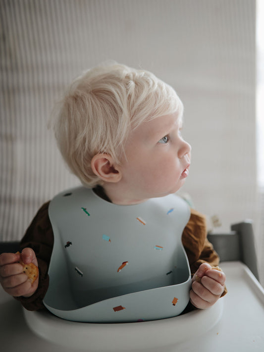 BABERO SILICONA RETRO CARS Mushie KIDSME