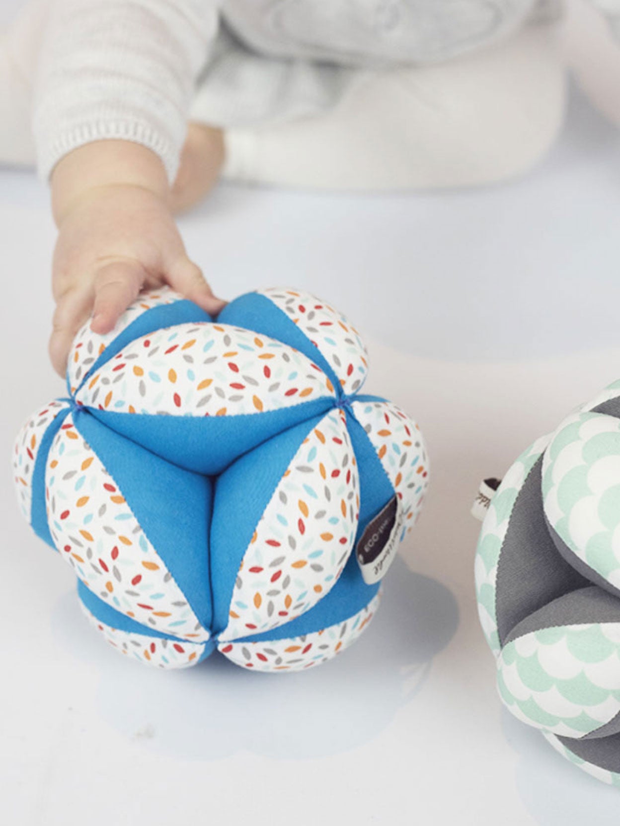 Pelota Montessori para bebés - Pelota Montessori artesanal