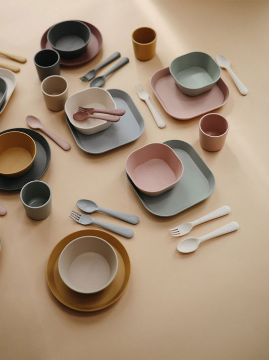 PLATOS VAJILLA CUADRADOS BLUSH Mushie KIDSME