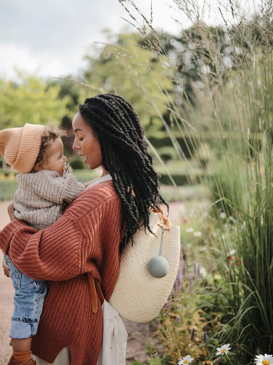 PORTACHUPETES SILICONA CAMBRIDGE BLUE Mushie KIDSME