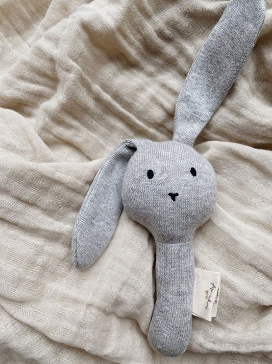 SONAJERO RABBIT GRIS ALGODÓN ORGÁNICO Konges Slojd KIDSME