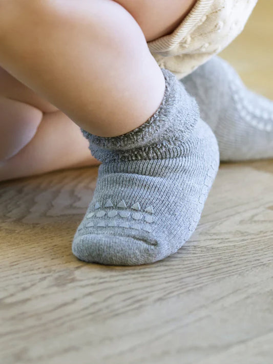 CALCETINES SUELA ANTIDESLIZANTE GRIS CLARO Go baby go KIDSME