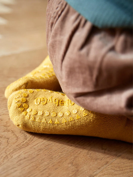 CALCETINES SUELA ANTIDESLIZANTE MOSTAZA Kidsme Store KIDSME