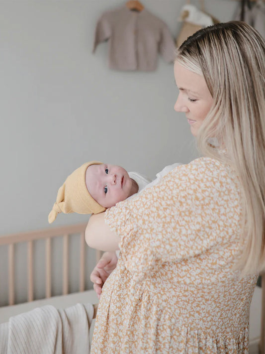 GORRO CON NUDO ALGODÓN ORGÁNICO MUSTARD Mushie KIDSME
