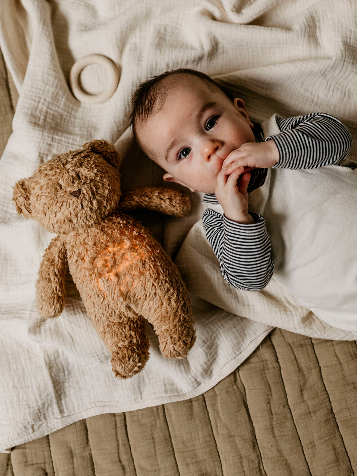 OSO DE PELUCHE LUZ Y SONIDO CARAMEL NATURE Moonie KIDSME