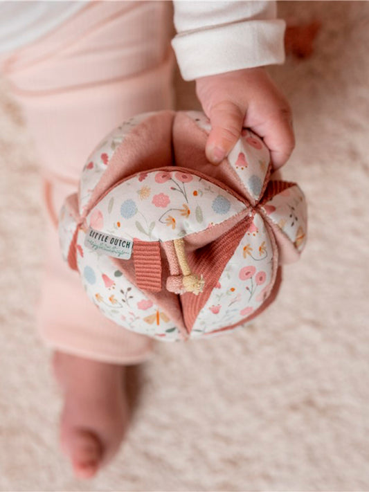PELOTA MONTESSORI FLORES Y MARIPOSAS Little dutch KIDSME