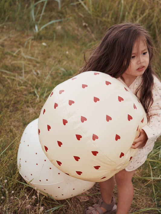PELOTA INFLABLE CORAZÓN Konges Slojd KIDSME
