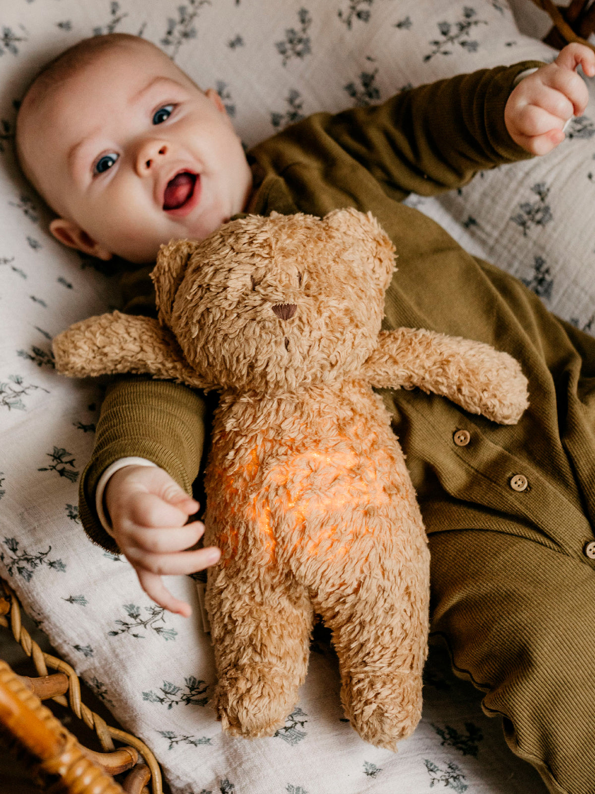 OSO DE PELUCHE LUZ Y SONIDO CARAMEL NATURE Moonie KIDSME