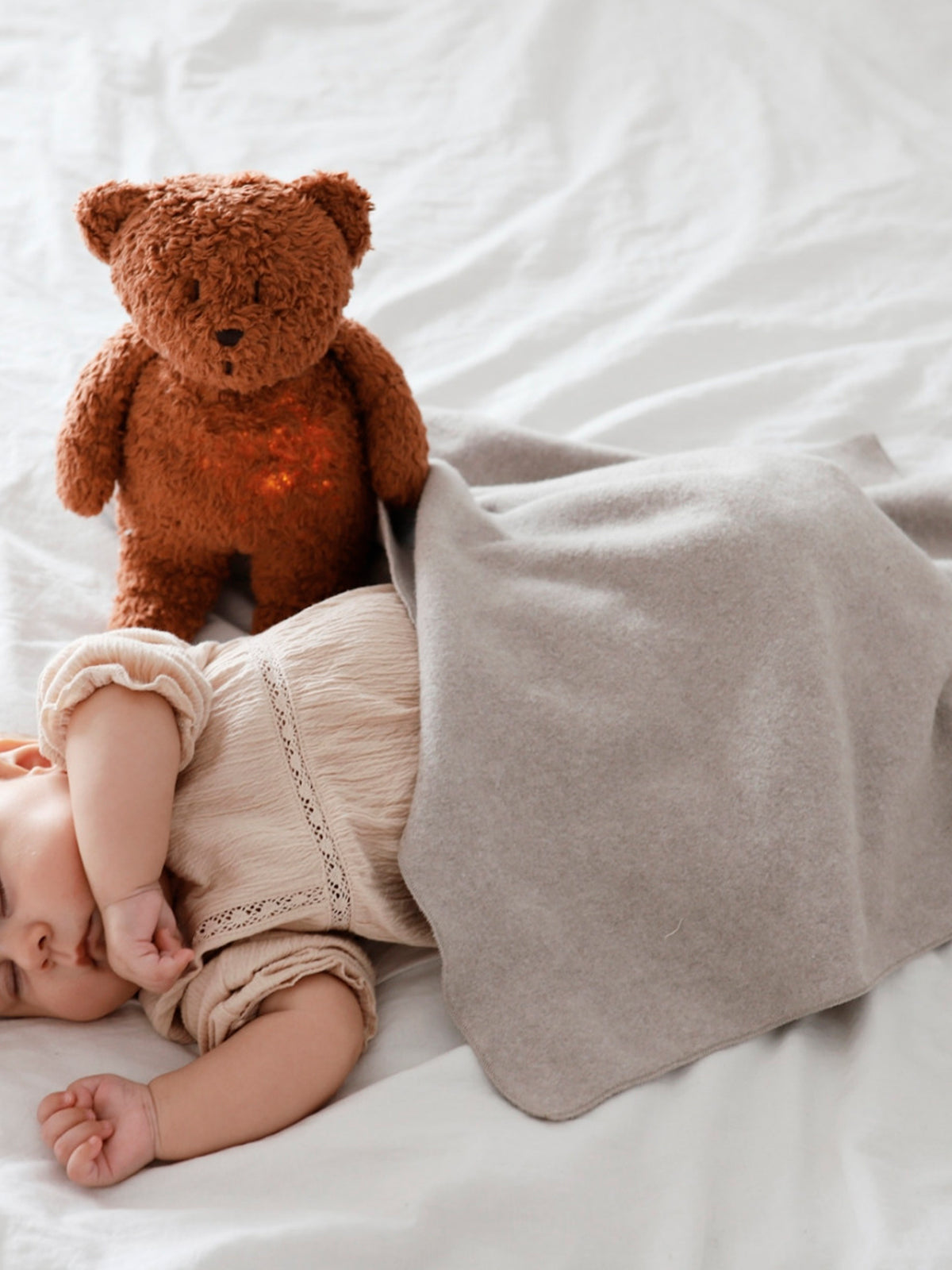 OSO DE PELUCHE LUZ Y SONIDO CARAMEL NATURE Moonie KIDSME